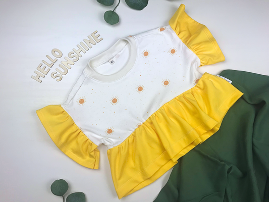 Girlyshirt mit Sonnen und gelben Rüschenärmeln