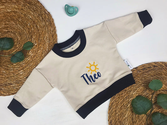 Personalisierbarer Babypullover mit Sonnenmotiv