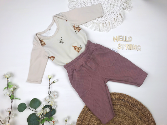 Kinderset Hose altmauve und Blumenbody oder Hasenbody