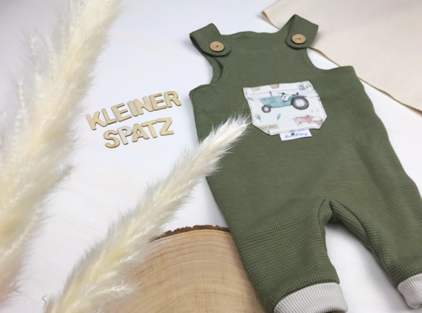 Strampler olivgrün mit Tasche im Bauernhofstil