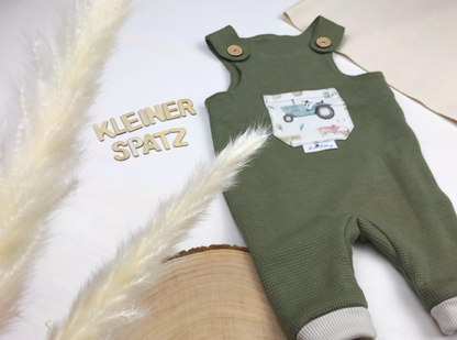 Strampler olivgrün mit Tasche im Bauernhofstil