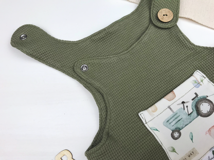 Strampler olivgrün mit Tasche im Bauernhofstil