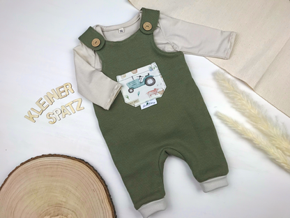 Strampler olivgrün mit Tasche im Bauernhofstil
