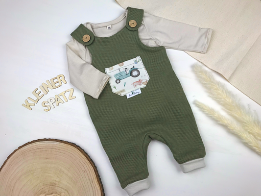 Strampler olivgrün mit Tasche im Bauernhofstil