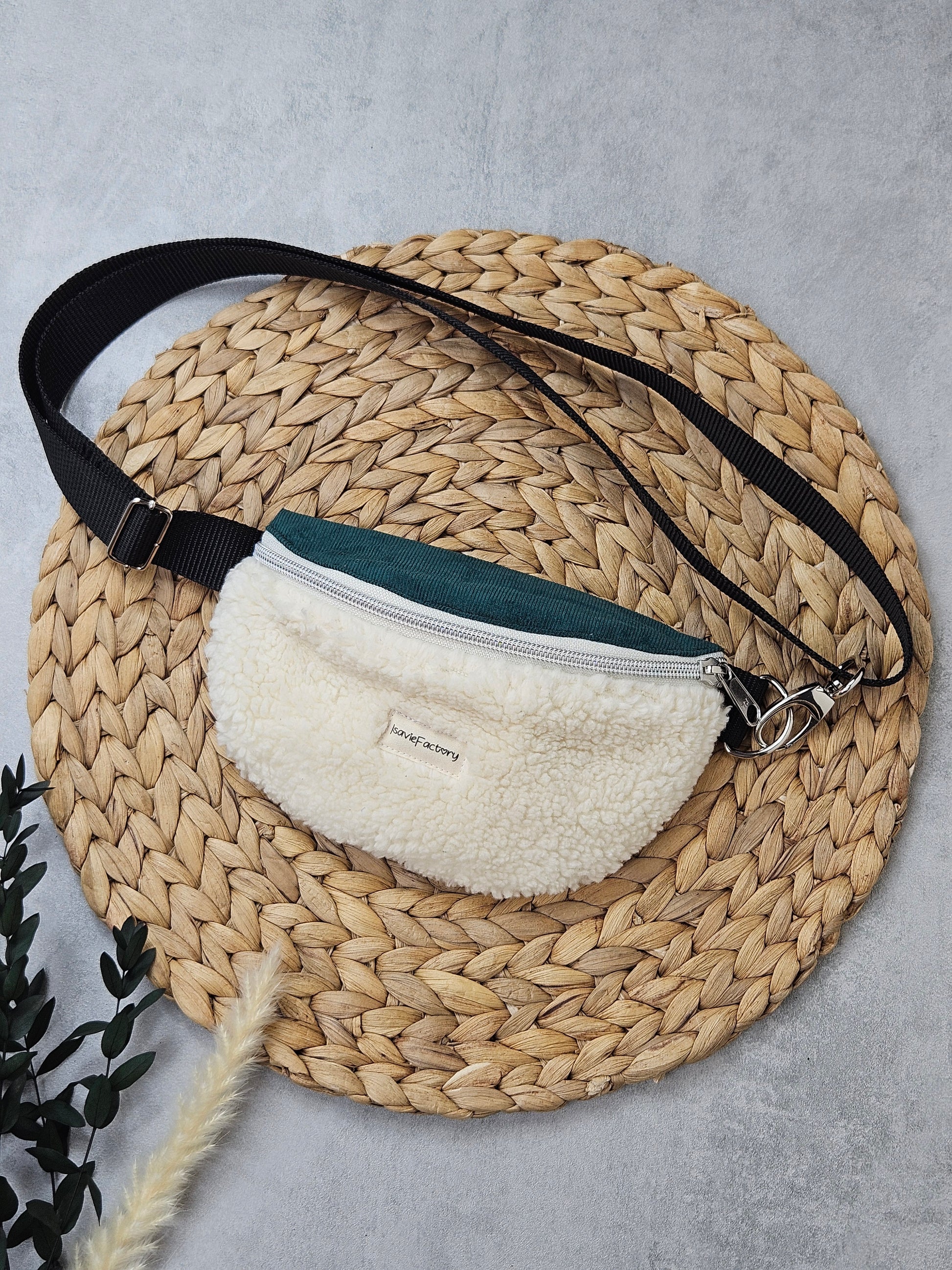 Bauchtasche aus kuscheligem und nachhaltigem Bio Teddystoff und einem petrolfarbenem Bio Feincord