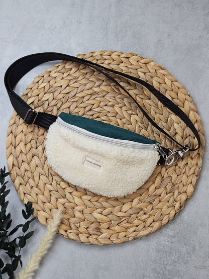 Bauchtasche aus kuscheligem und nachhaltigem Bio Teddystoff und einem petrolfarbenem Bio Feincord