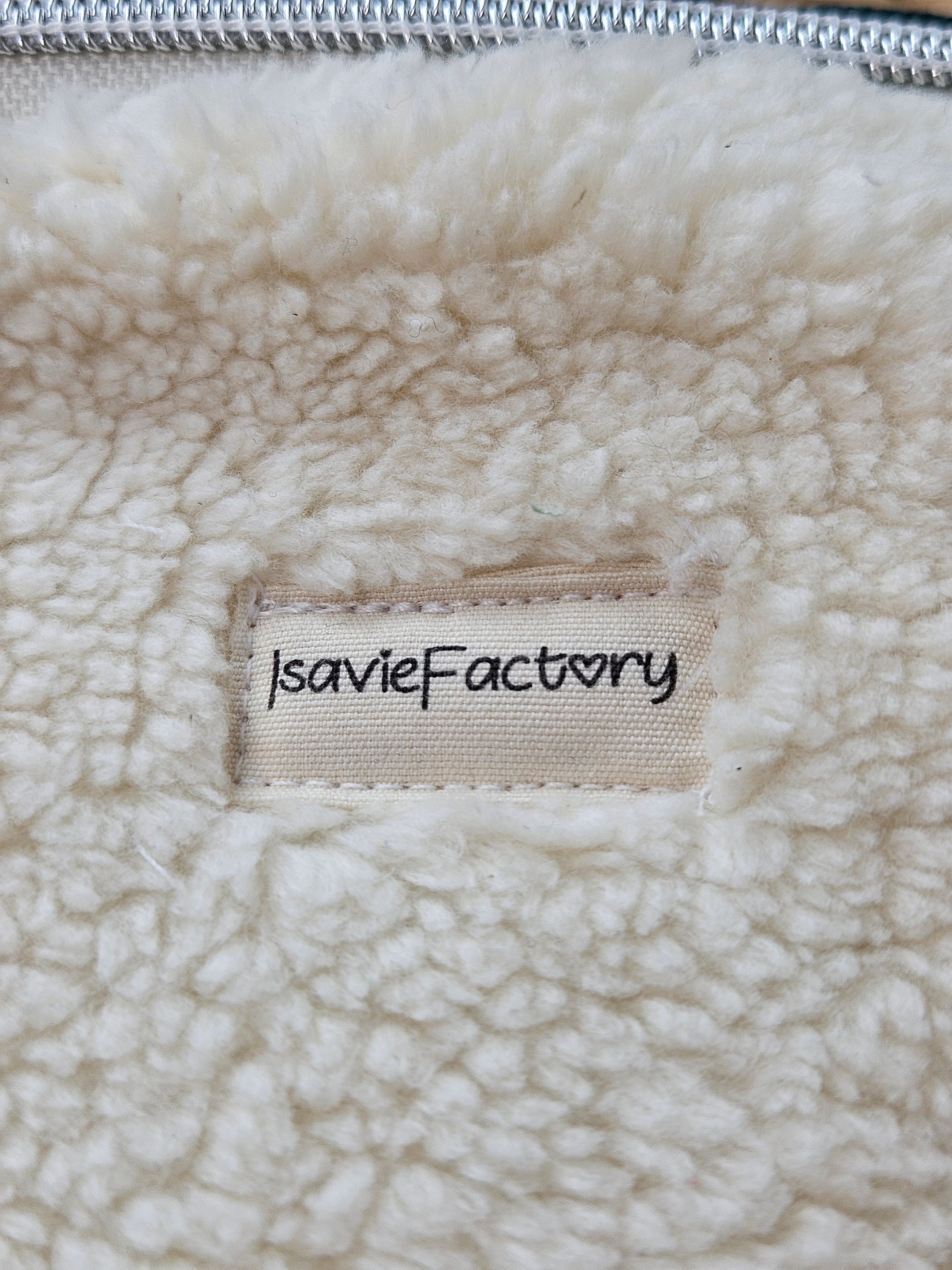 Labelschild mit Handgemacht Marke IsavieFactory