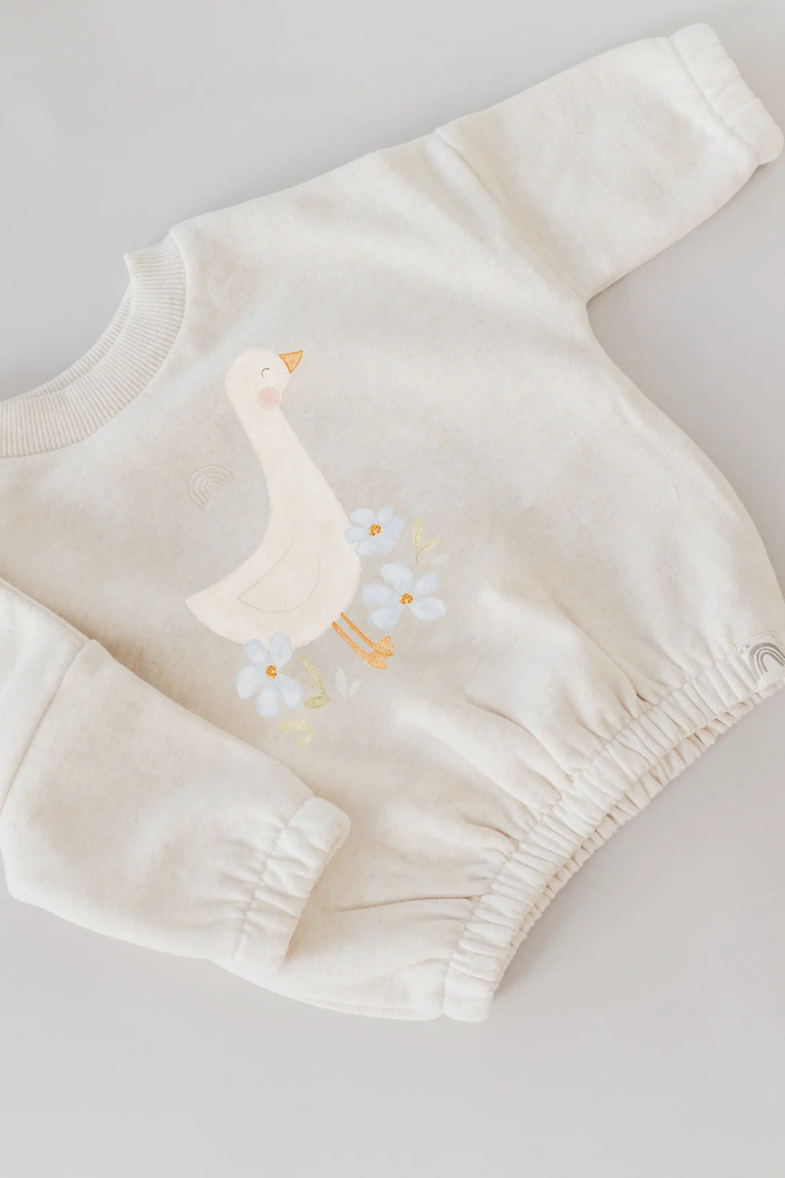 Beispielbild eines Pullovers, auf das das Bügelmotiv mit Gans und Blumen aufgebügelt ist