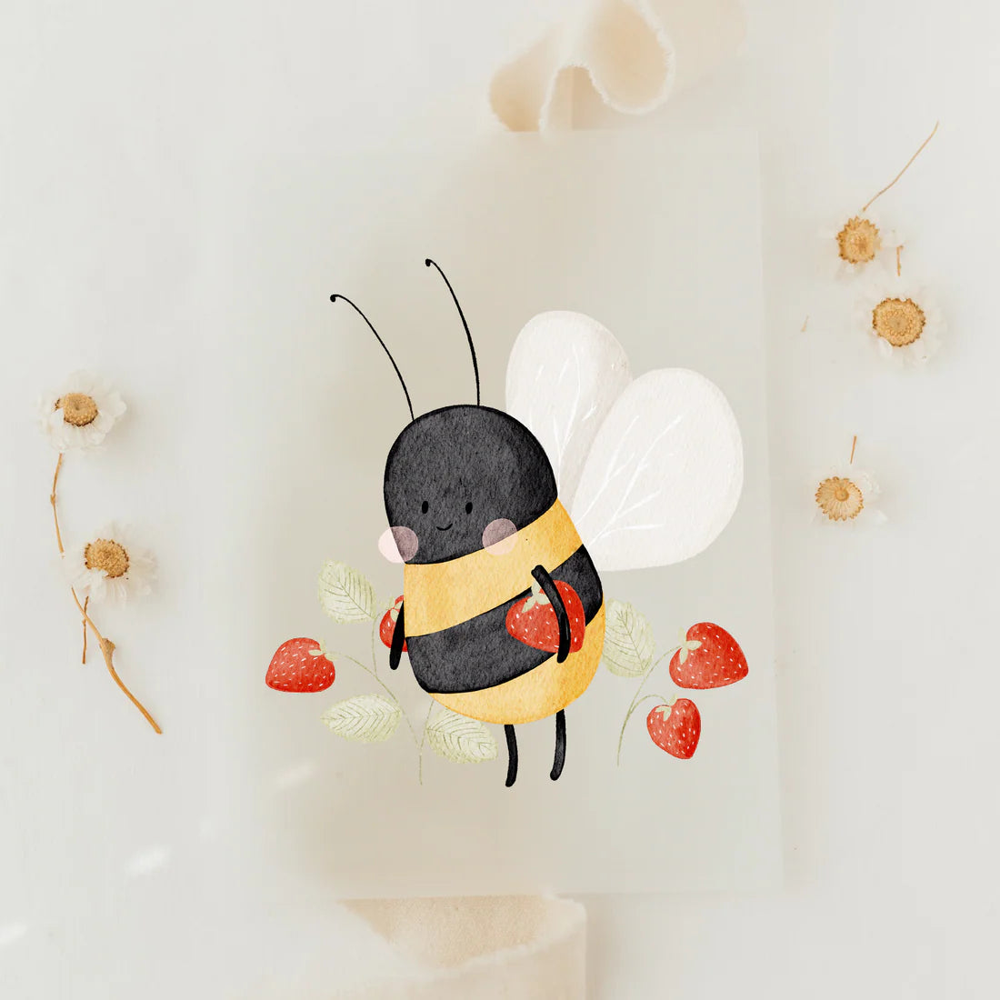 Niedliches Bügelbild mit kleiner Biene und Erdbeeren, Motiv zum aufbügeln