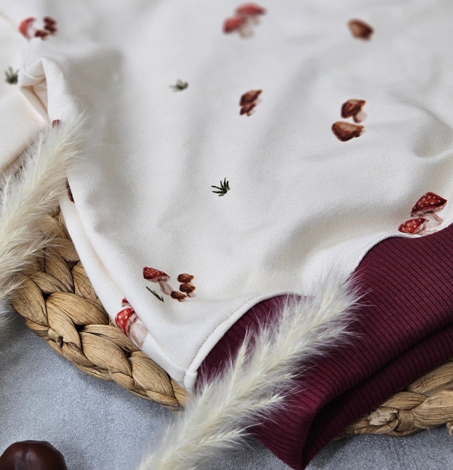 Nahaufnahme des Pilzmotivs, Nachhaltiger Baby- und Kinderpullover aus Biobaumwolle mit Rundhalsausschnitt