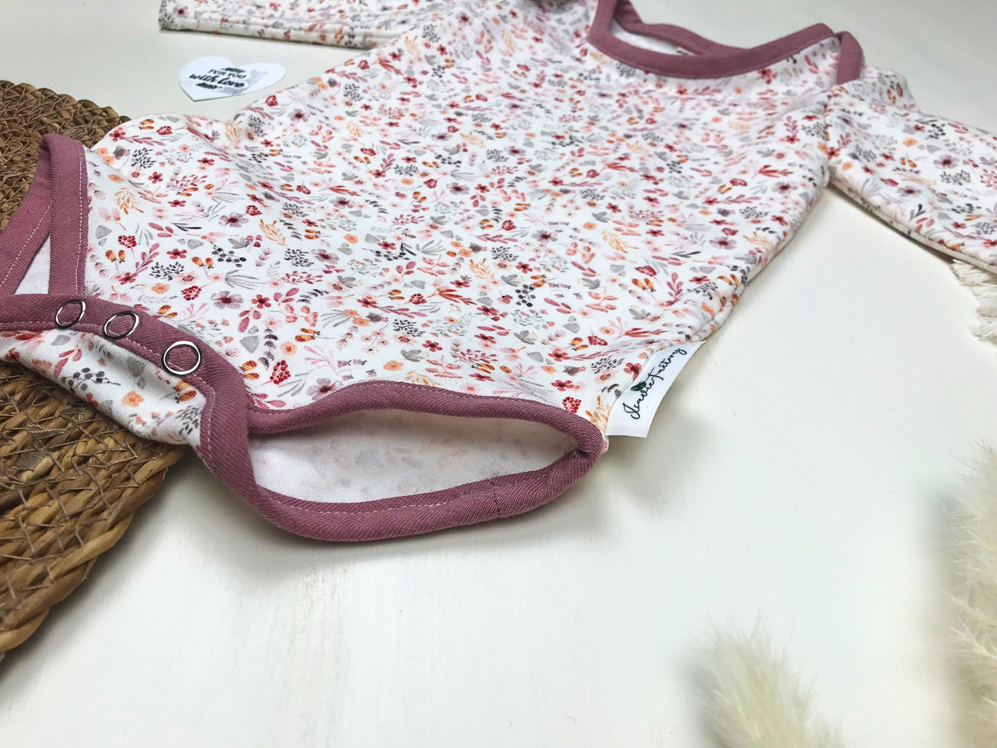 Babybody mit Blumenmuster