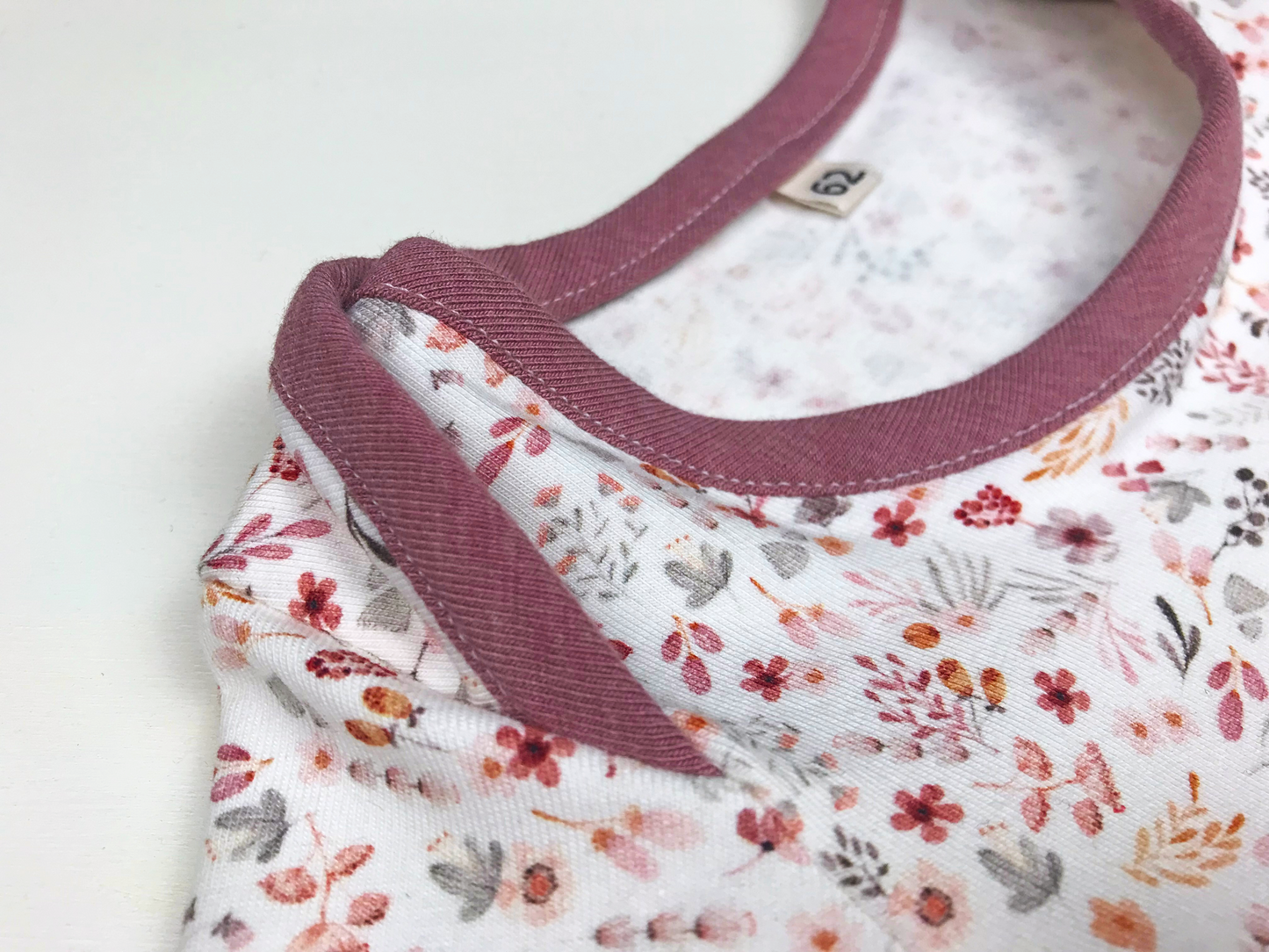 Babybody mit Blumenmuster