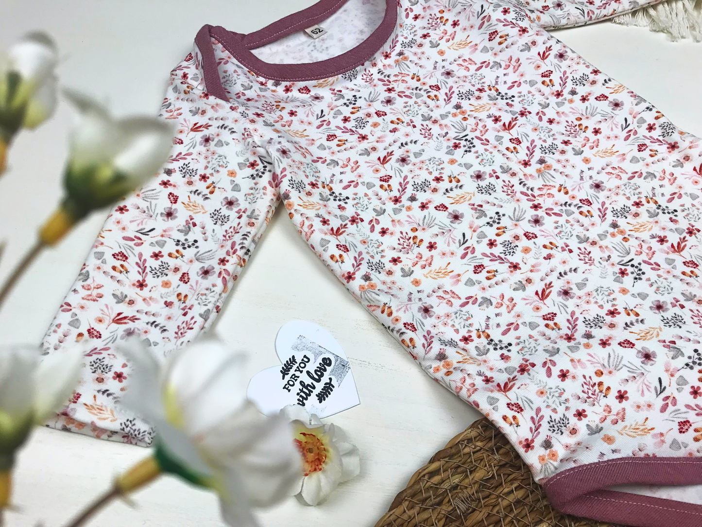 Babybody mit Blumenmuster