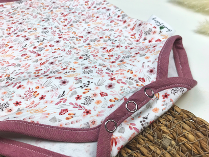 Babybody mit Blumenmuster