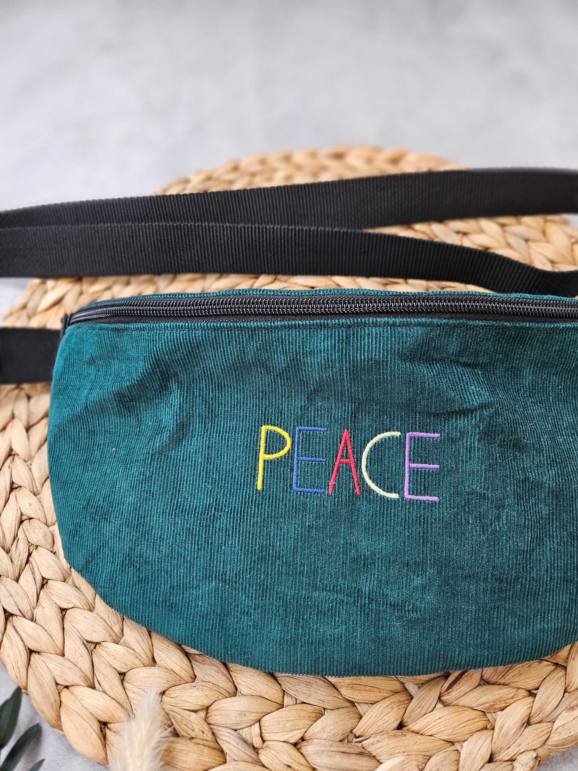 Umhängetasche mit der Aufschrift Peace auf der Front