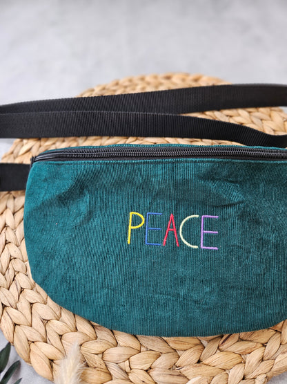 Umhängetasche mit der Aufschrift Peace auf der Front