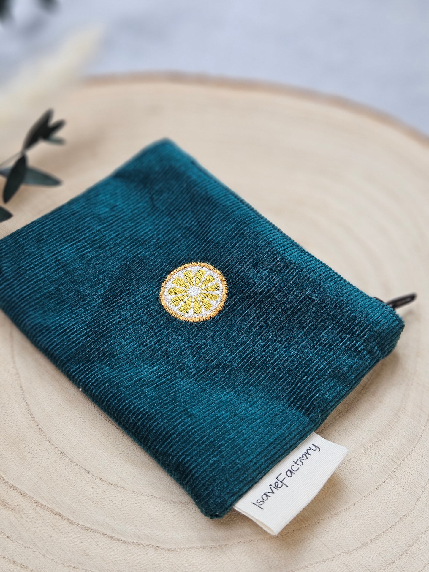 Detailaufnahme Früchtemotiv und Label mit der Aufschrift "IsavieFactory"