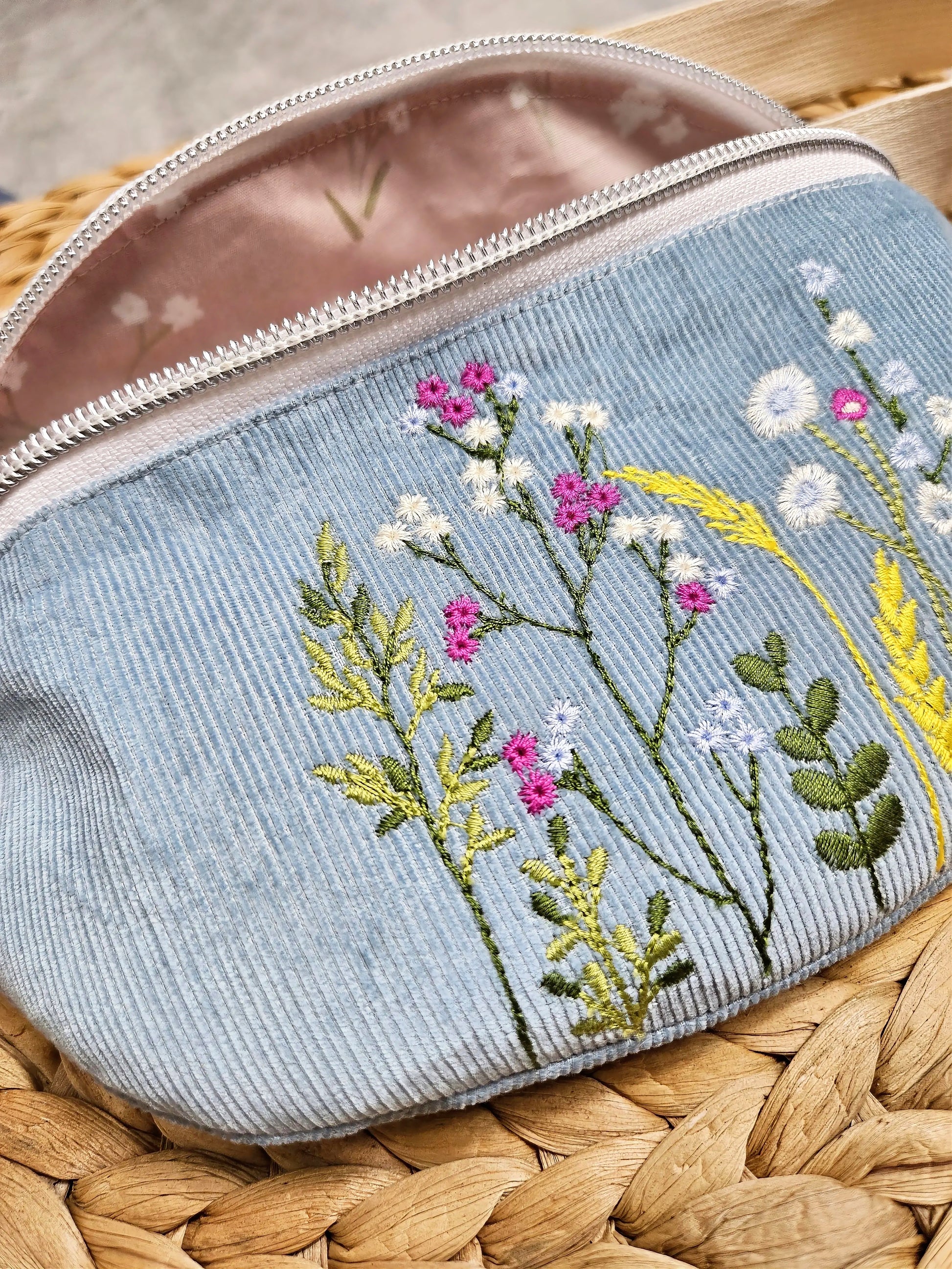 Hier sieht man im Detail die Stickerei der Blumenwiese. Die Farben der Blumen sind auf Anfrage variierbar. Filigranes Stickmotiv und hochwertiger Feincord. Besondere Tasche als Geschenk oder für dich selbst.