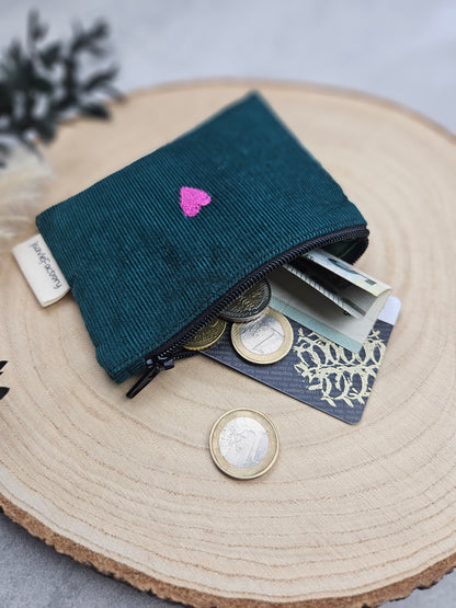 Einzigartiges Mini-Portemonnaie mit liebevoller Herzchen-Stickerei und feiner Feincord-Struktur, handgefertigt in Leipzig. Passend für Karten, Klein- und Scheingeld, Schmuck, Kopfhörer und vieles mehr.