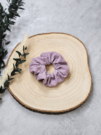 Elegantes fliederfarbenes Scrunchie aus weichem Bio-Feincord mit feiner Rippstruktur, passend für Zopf und Dutt.