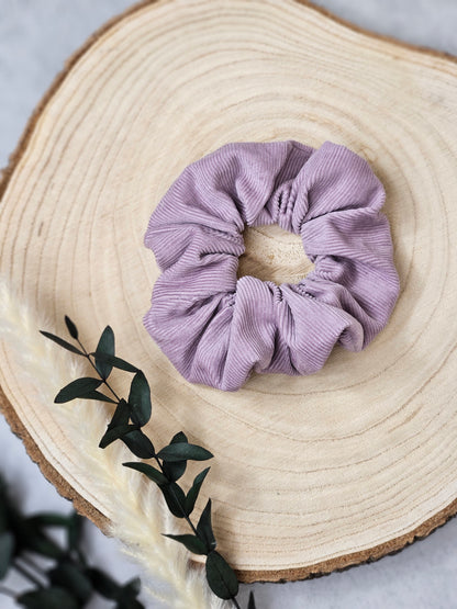 Fliederfarbenes Scrunchie aus weichem 100 % Bio-Baumwoll-Feincord mit feiner Rippstruktur, handgefertigt für den Alltag oder als kleines Geschenk.