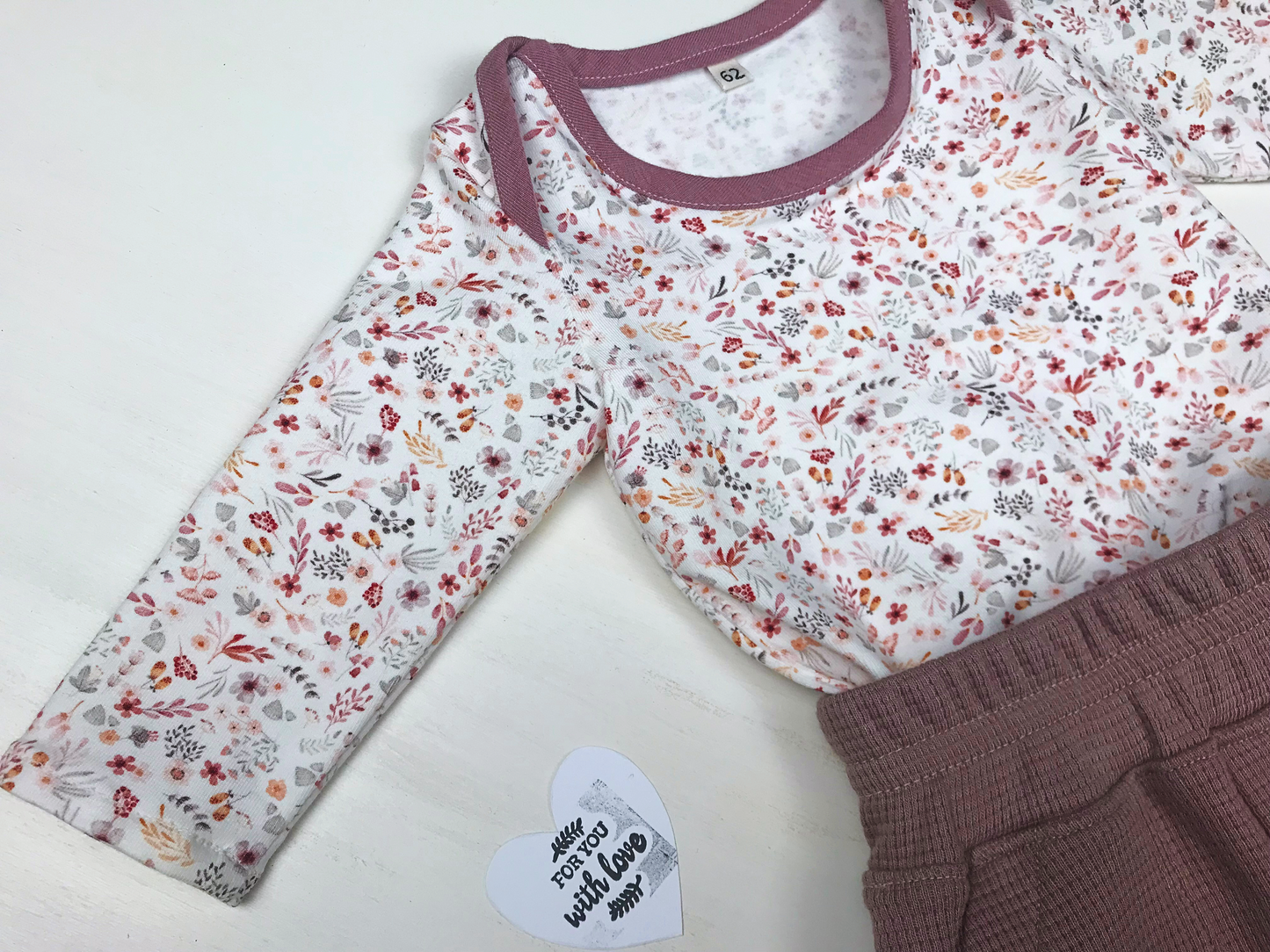 Kinderset Hose altmauve und Blumenbody oder Hasenbody