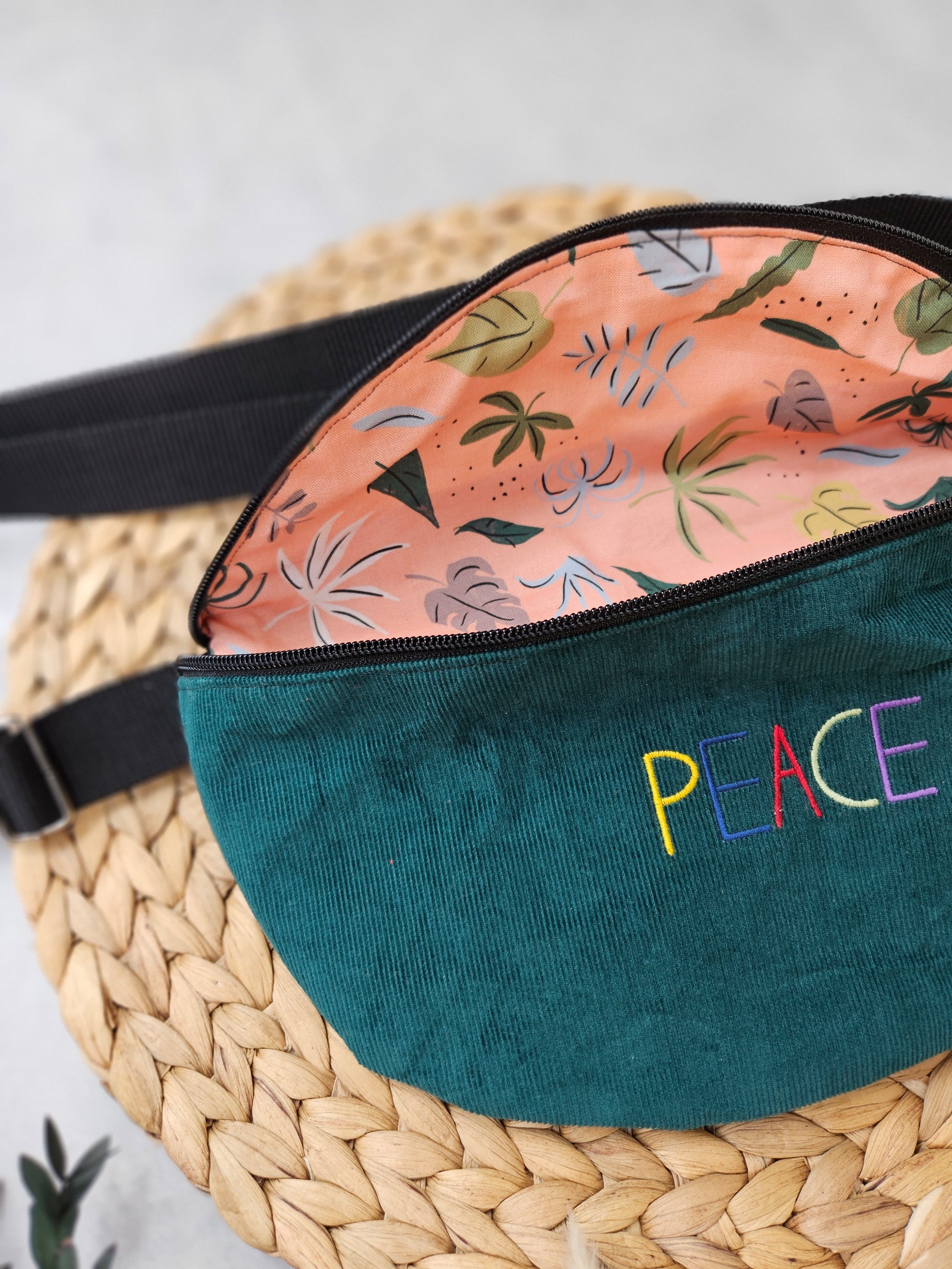 petrolfarbene Bauchtasche mit orangefarbenem Biobaumwollfutter mit Blättermotiv