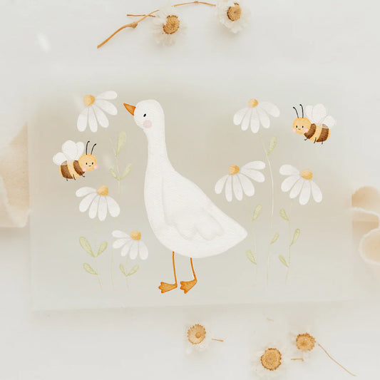 Ein niedliches Motiv zum aufbügeln, eine Gans mit Gänseblümchen und Bienchen, für Kinderkleidung zum dekorieren
