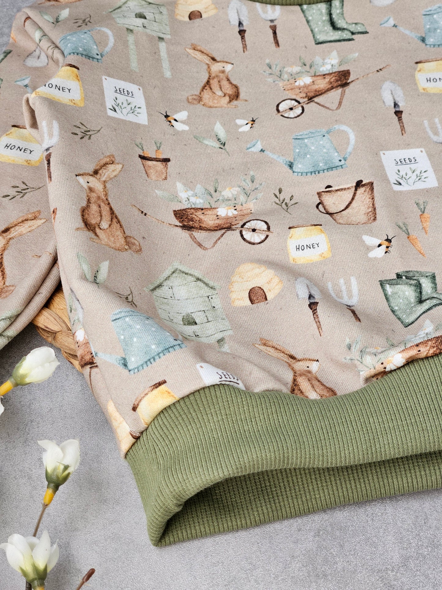 Gartenmotiv_Hase_Biene_Karotte