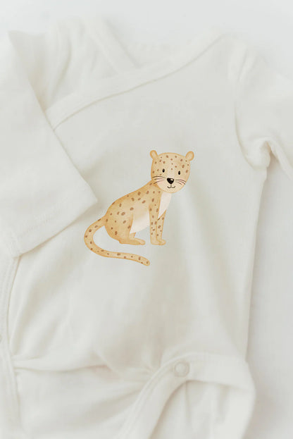 Hier sieht man das Bügelmotiv mit Gepard beispielhaft auf einem Babybody.  Zum Aufbügeln wird ein Stoff mit hohem Pflanzenfaseranteil benötigt. 