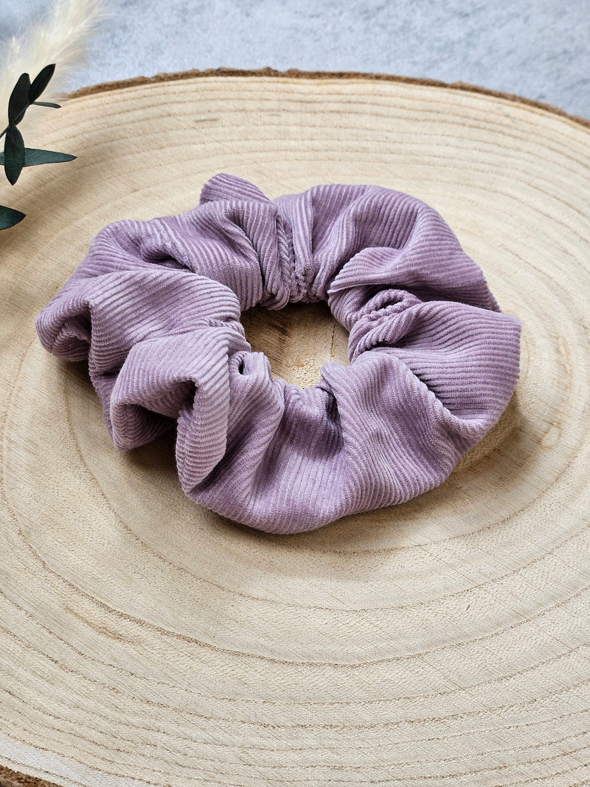 Fliederfarbenes Haargummi im Scrunchie-Stil aus 100 % Bio-Baumwolle und weichem Feincord, handgefertigt und sanft zum Haar.