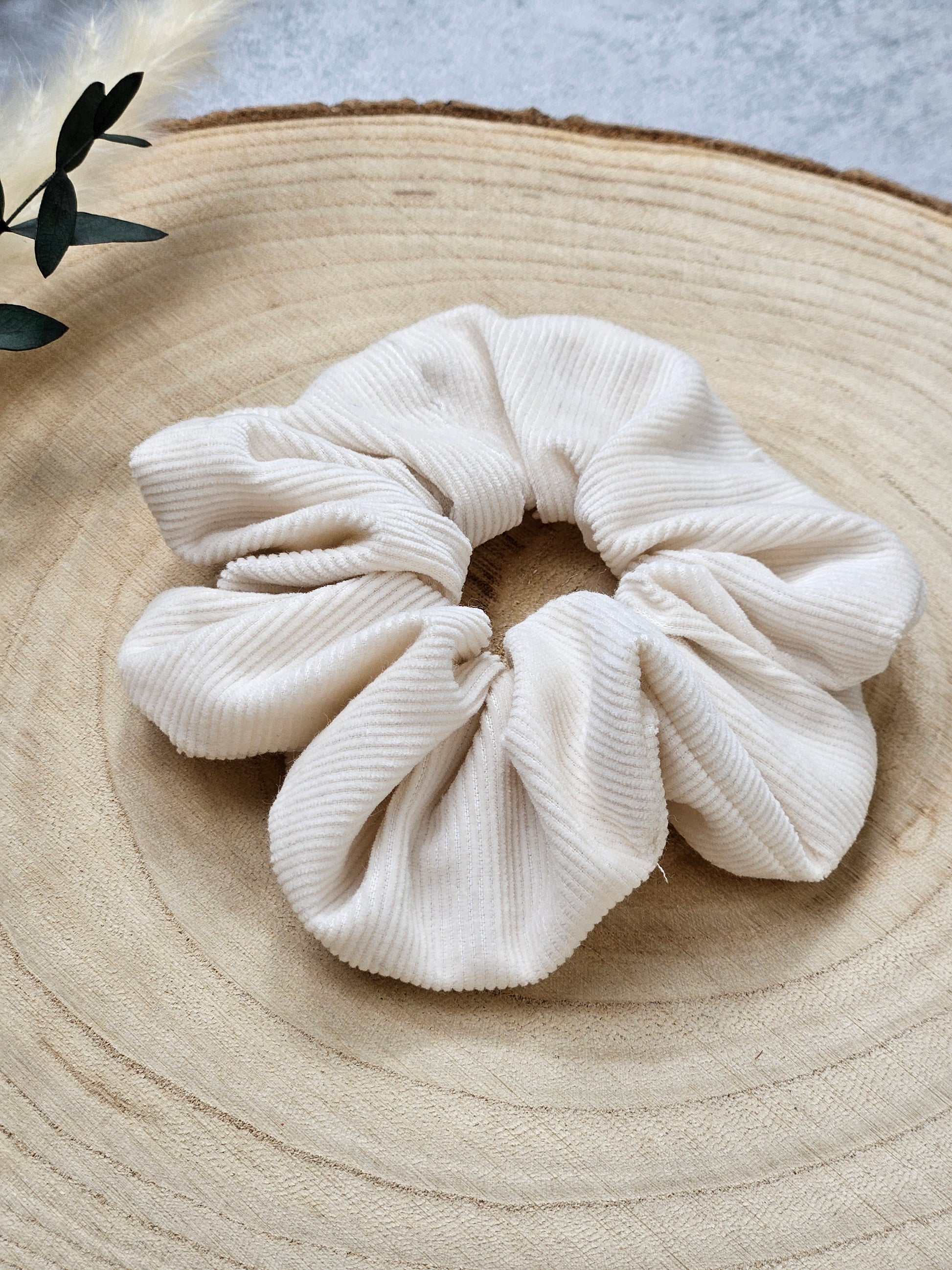 Nahansicht eines Haargummis aus Cord in der Farbe Creme