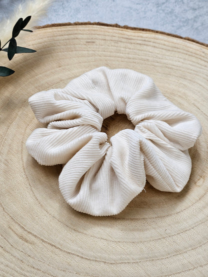 Nahansicht eines Haargummis aus Cord in der Farbe Creme