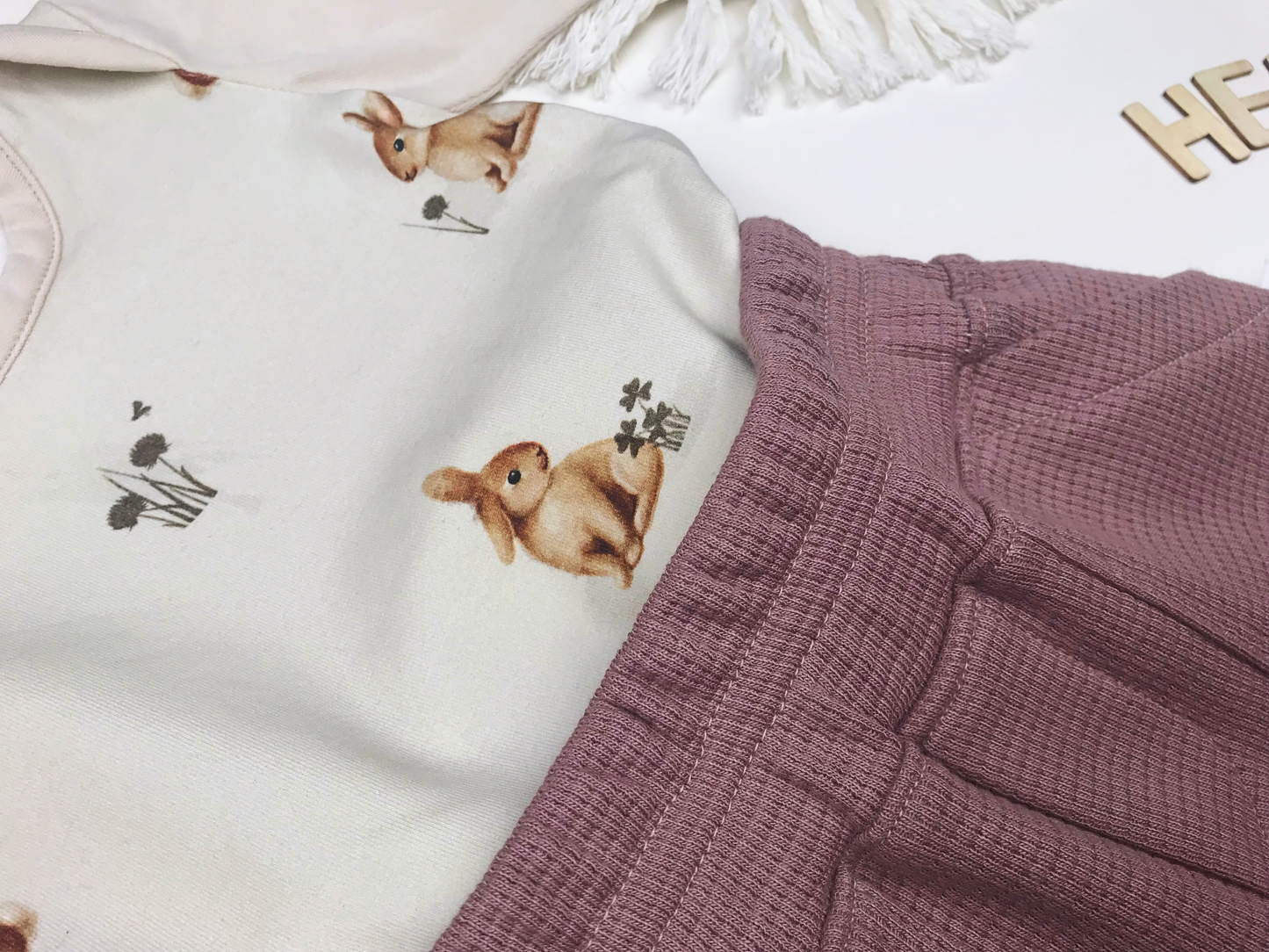 Kinderset Hose altmauve und Blumenbody oder Hasenbody