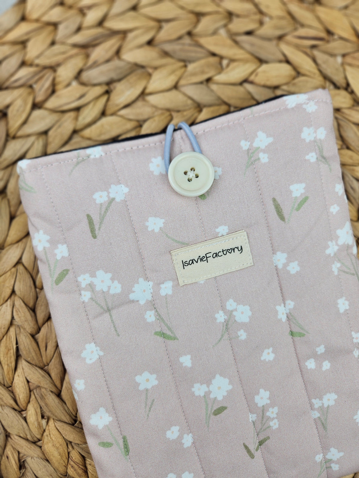 Handgemachte rosa Schutzhülle für den Kindle mit floralem Blümchenmotiv aus 100 % Biobaumwolle.