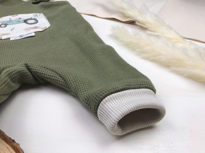 Strampler olivgrün mit Tasche im Bauernhofstil