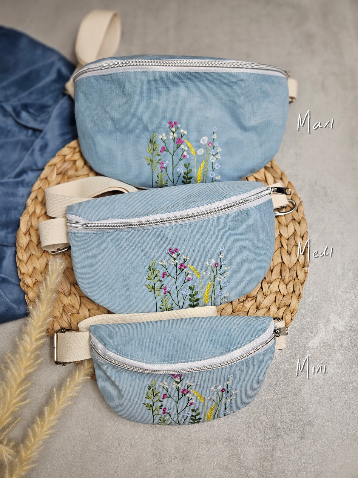 Hier sieht man die 3 verschiedenen verfügbaren Größen der Tasche. Mini, Medi und Maxi. Alle mit dem hübschen Blumenmotiv.