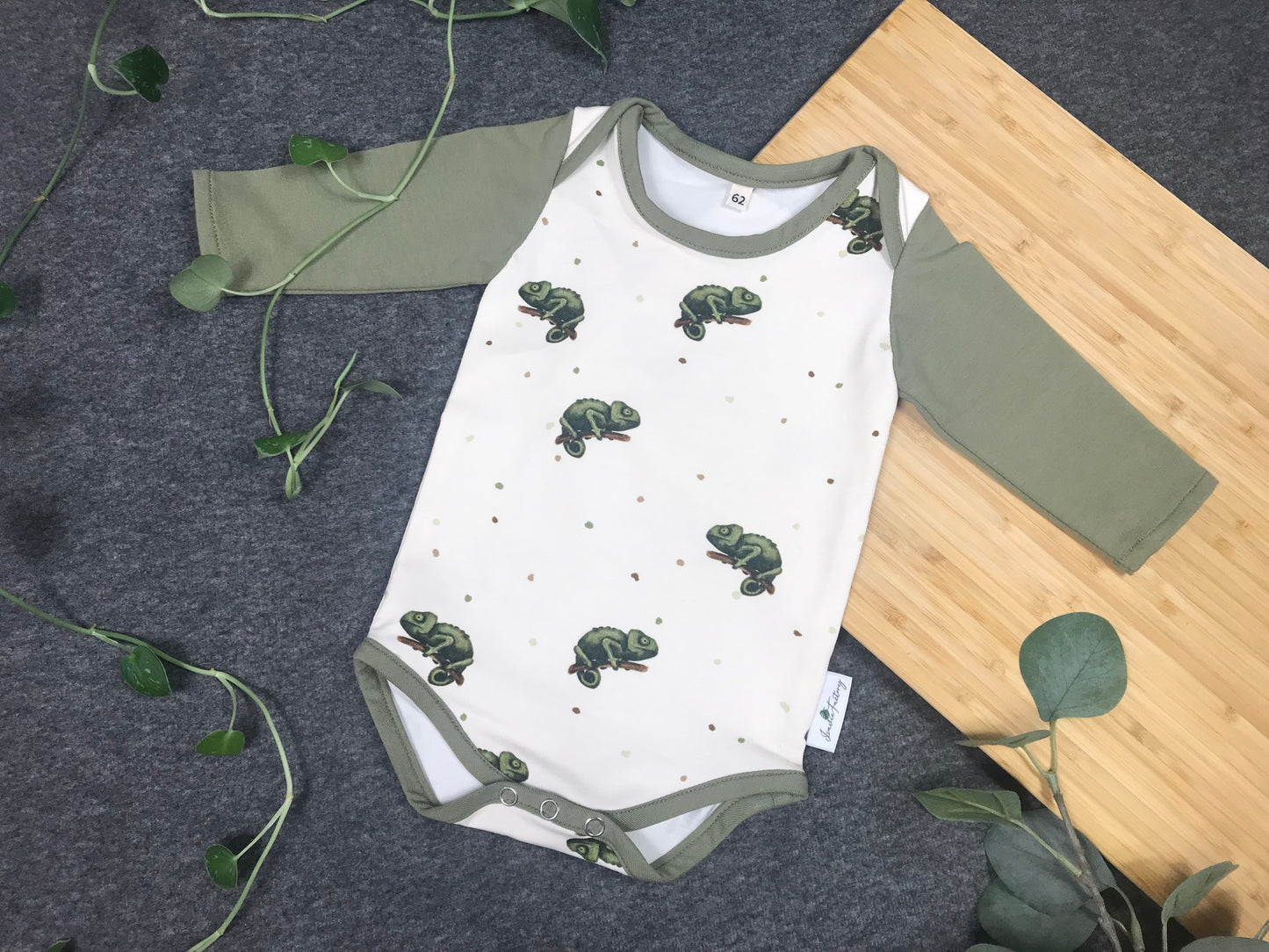 Babybody mit Chamäleonmotiv