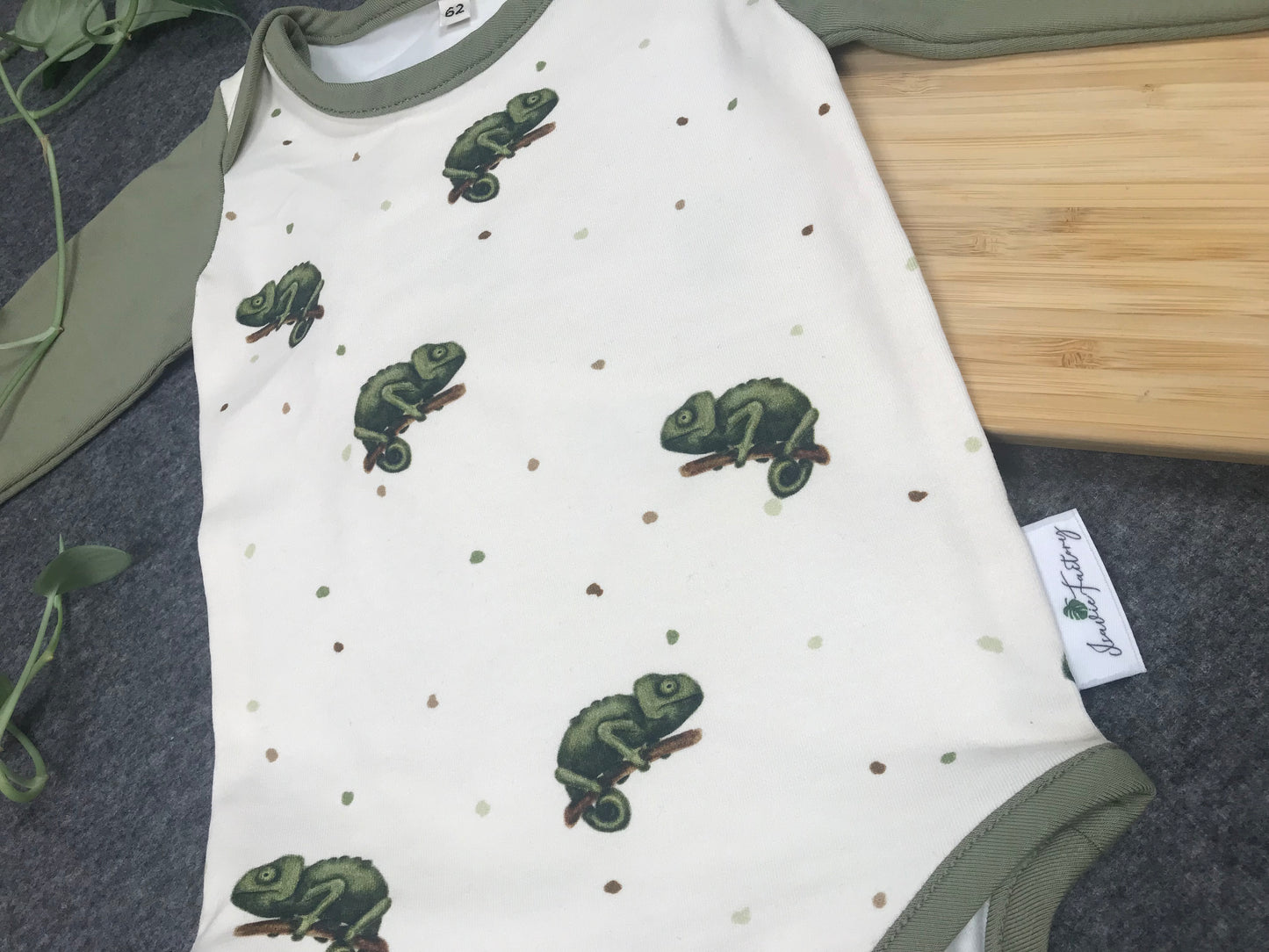 Babybody mit Chamäleonmotiv