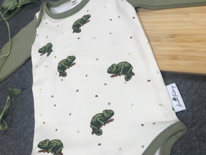 Babybody mit Chamäleonmotiv