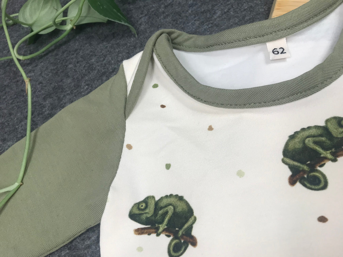 Babybody mit Chamäleonmotiv