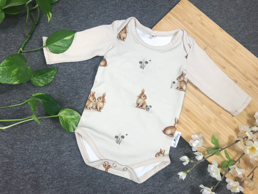 Babybody mit Kaninchenmotiv