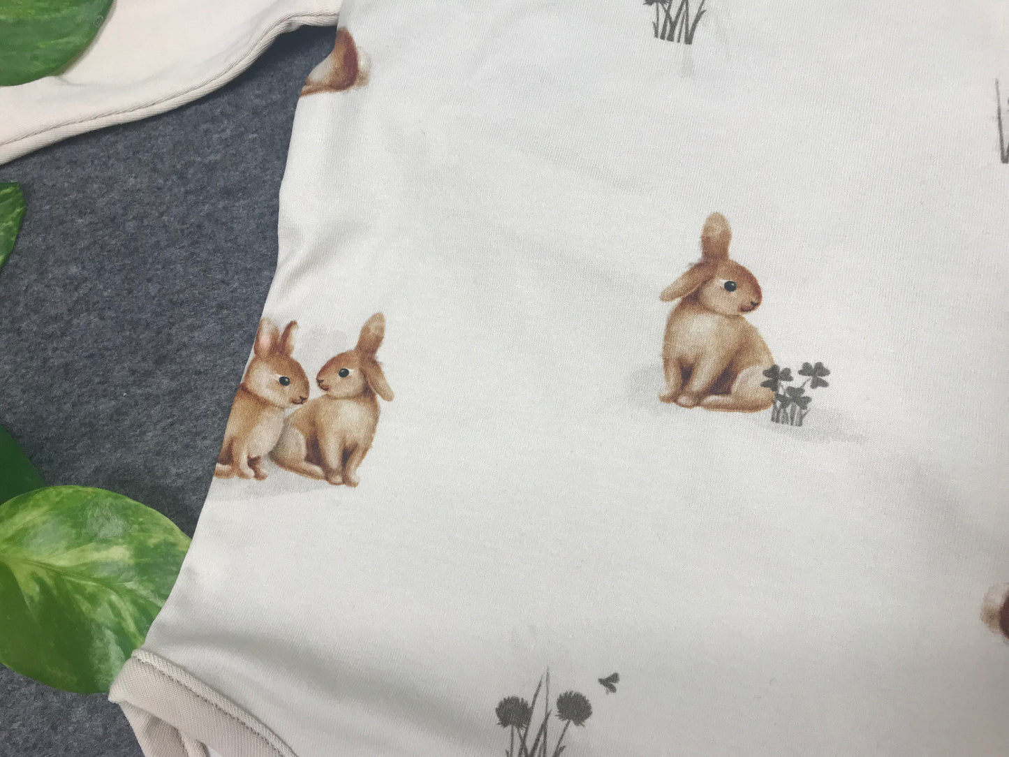 Babybody mit Kaninchenmotiv