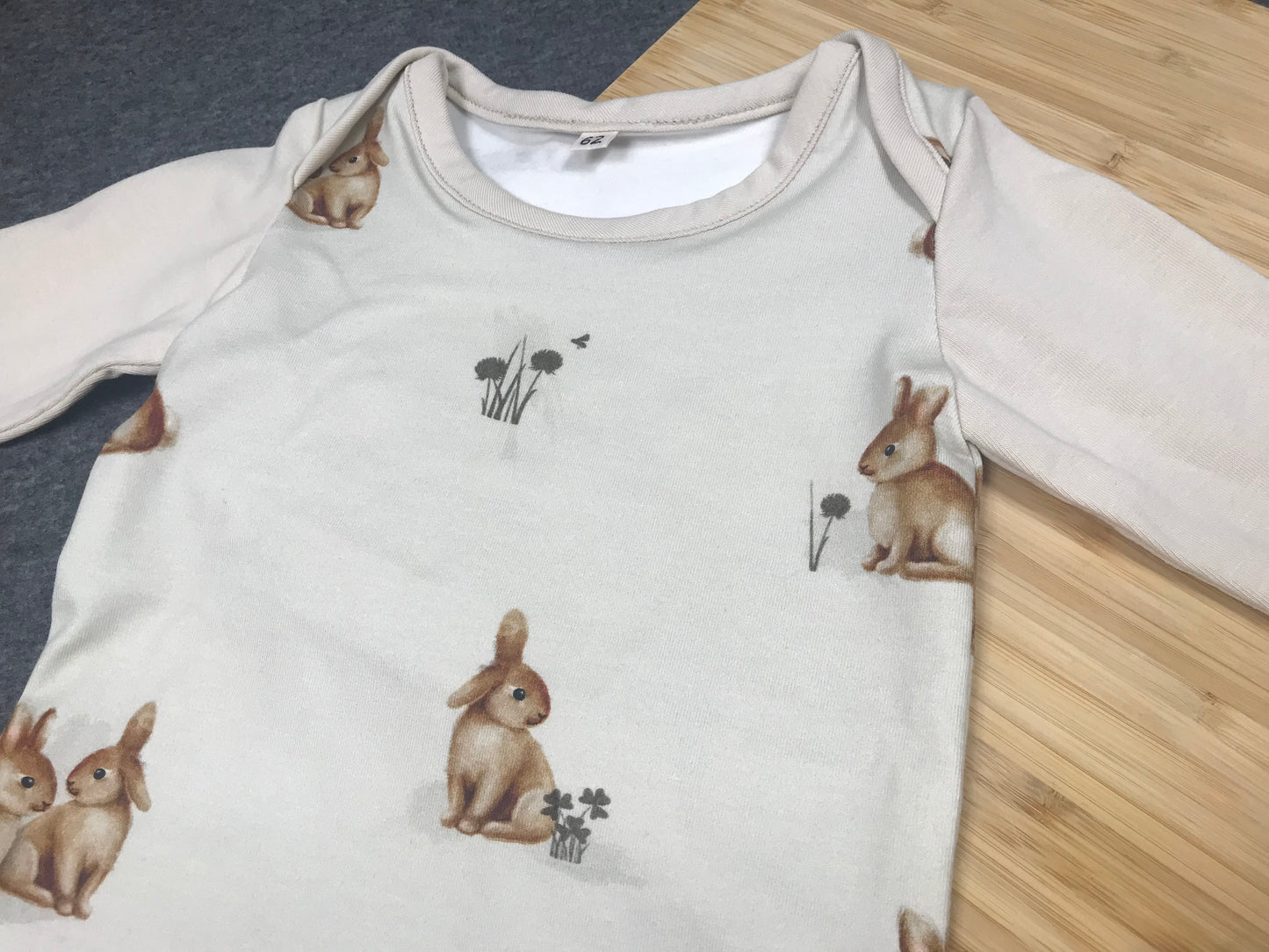 Babybody mit Kaninchenmotiv