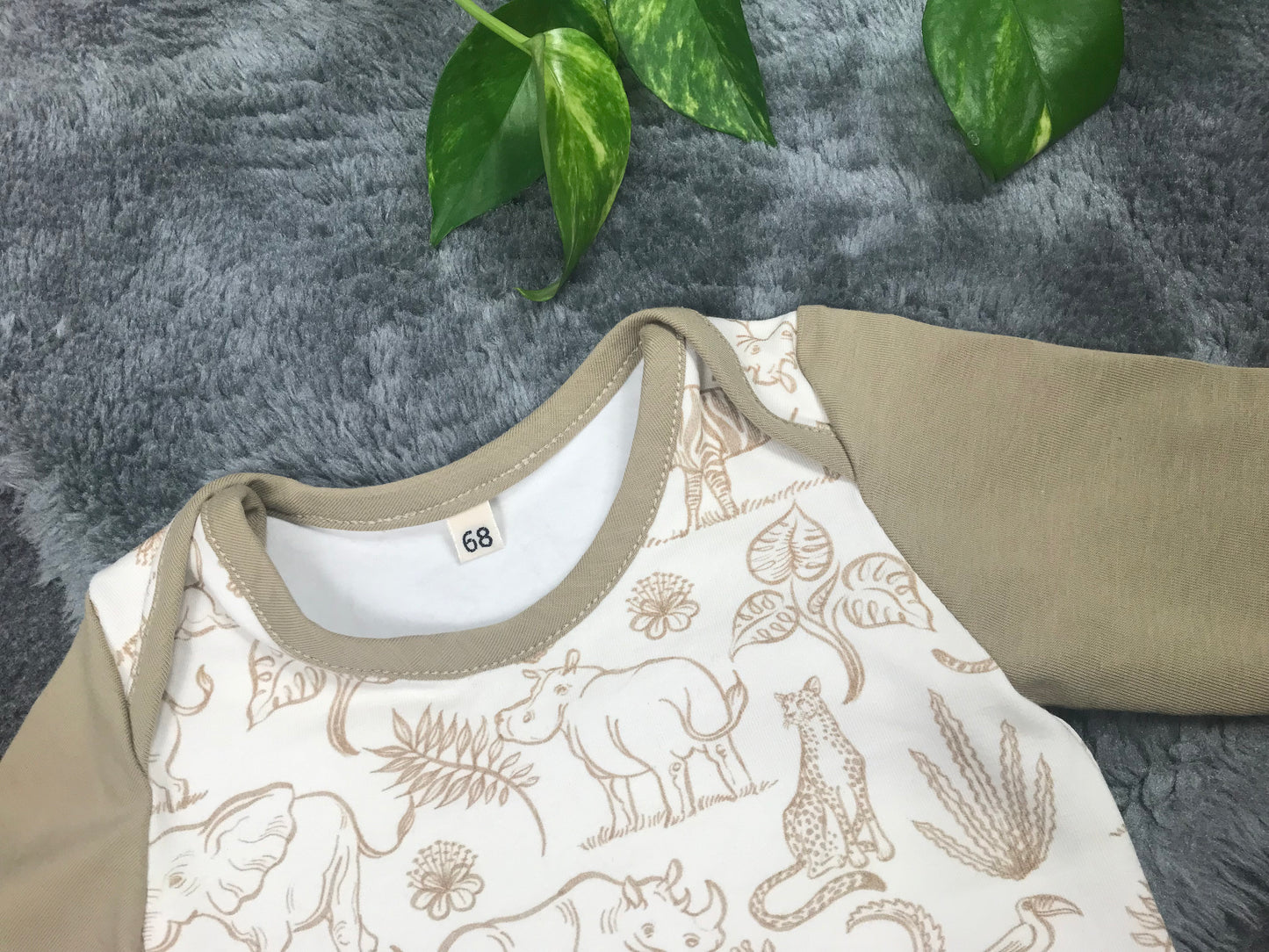 Babybody mit Safarimotiv