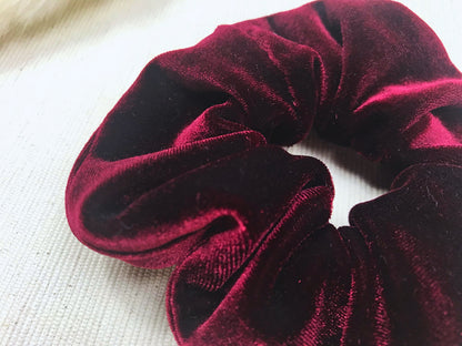 Edler Scrunchie aus dunkelrotem Nickisamt | Haargummi | Haarband | fair produziert | Einzeln | Kuschelweich | X-MAS | Retro | Geschenkidee