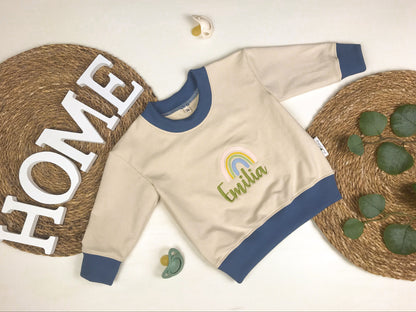Sweater mit personalisierbarem Namen und Regenbogenstickerei