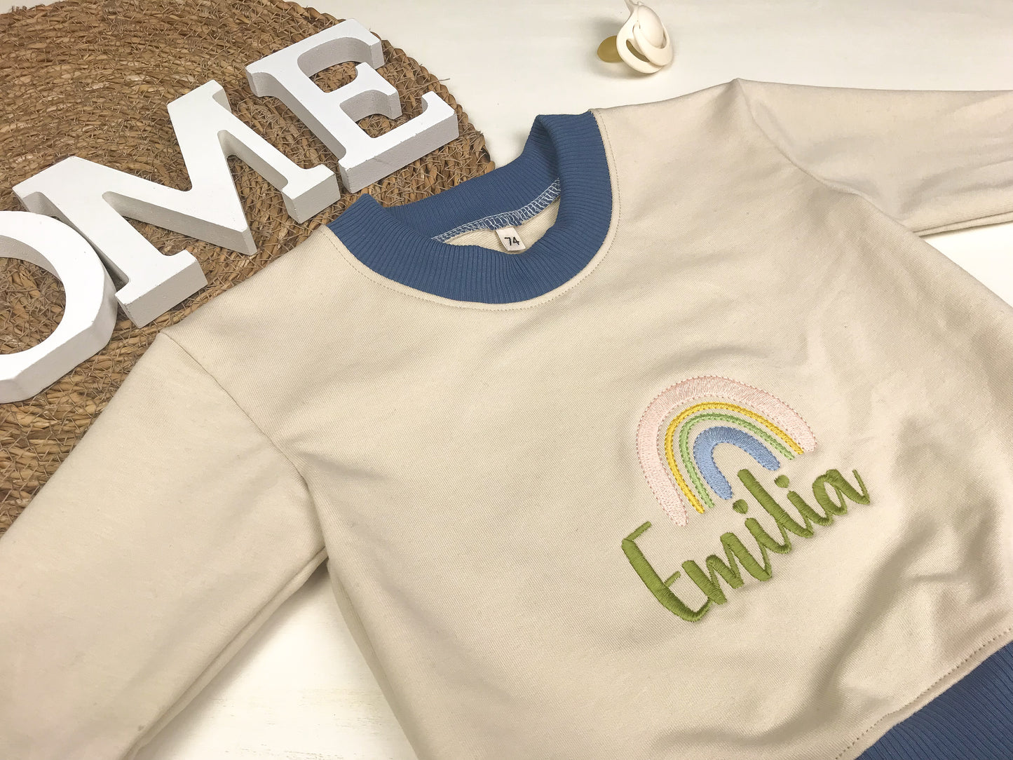 Sweater mit personalisierbarem Namen und Regenbogenstickerei