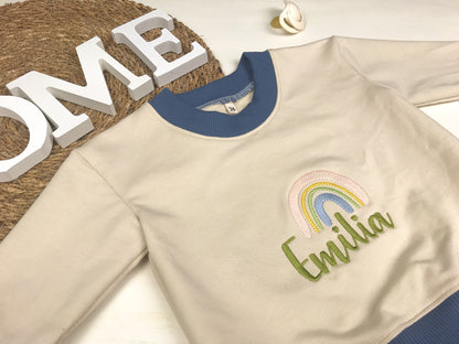 Sweater mit personalisierbarem Namen und Regenbogenstickerei