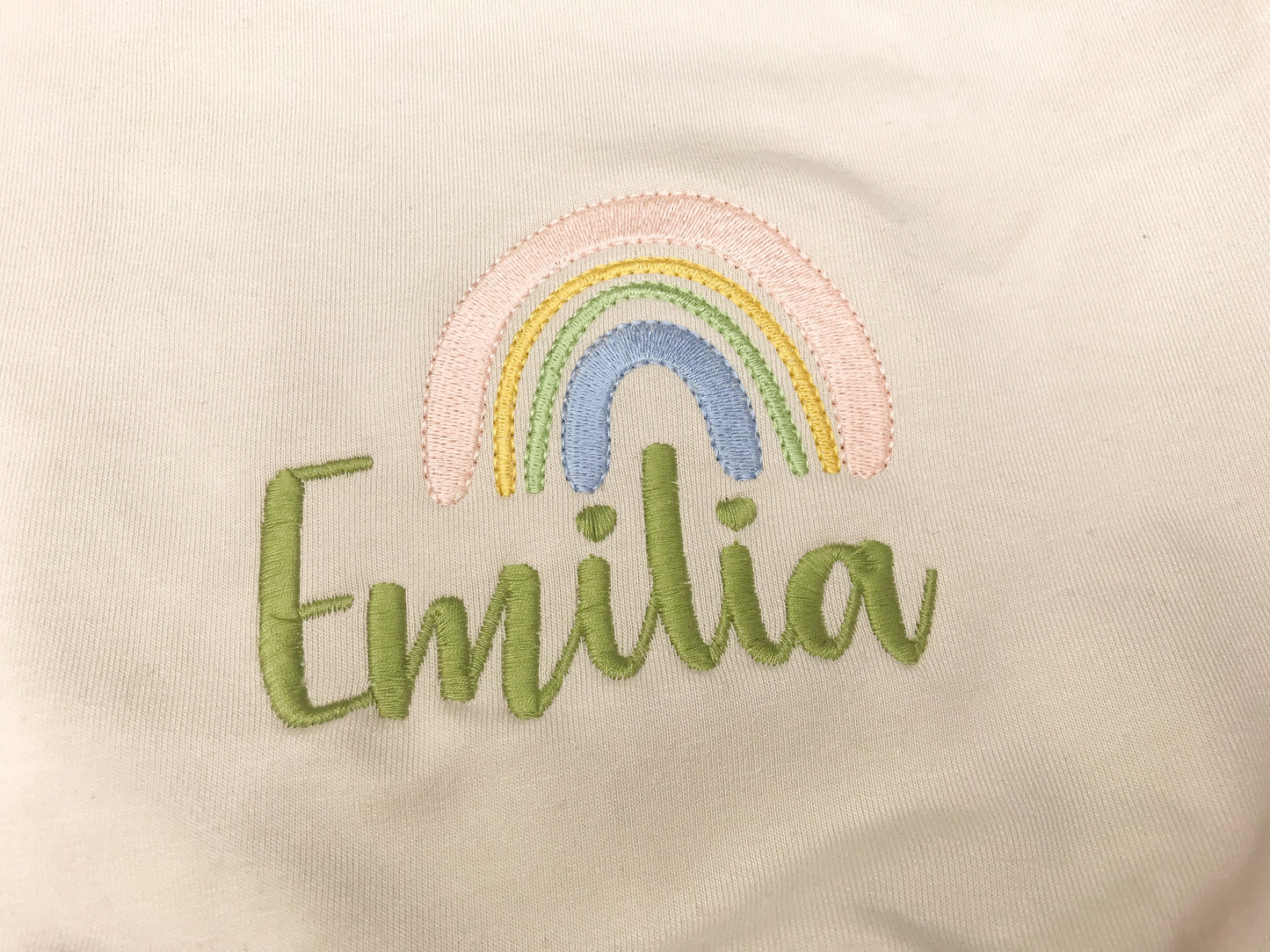 Sweater mit personalisierbarem Namen und Regenbogenstickerei
